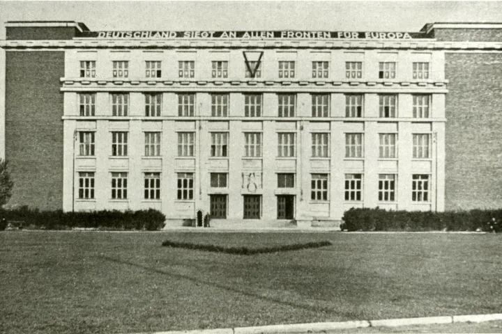 Právnickou fakultu obsadilo po dobu druhé světové války gestapo.