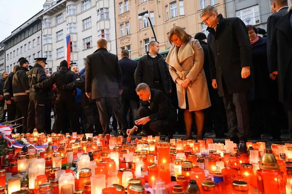 Za pískotu protestujících Babiš ráno položil květinu na Národní.