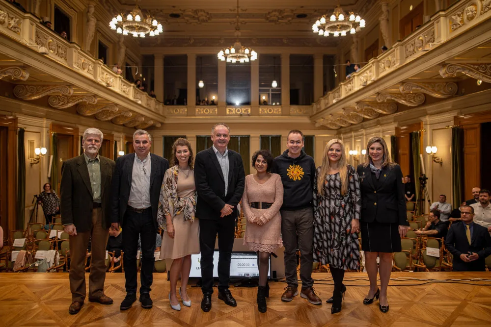 Potlesky ve stoje pro pokoru a lidskost. Z vedení firem zatím nezmizely.