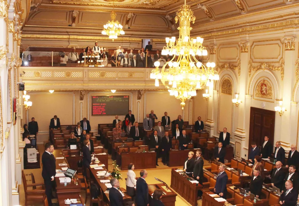 Sněmovna odložila debatu k auditu Evropské komise o Babišovi do příštího roku.