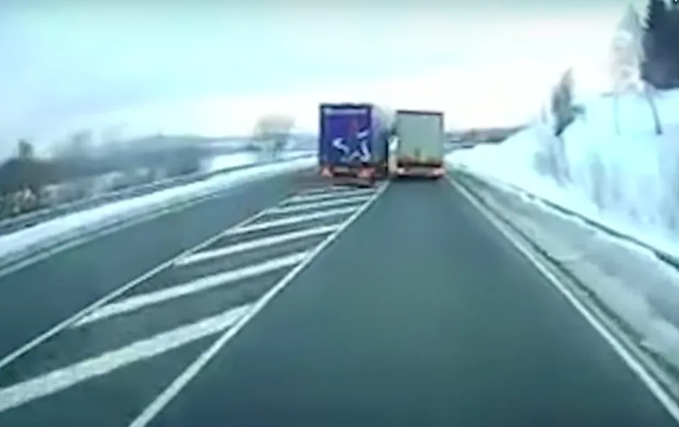 Český řidič, jenž v Německu riskantně předjížděl, dostal vězení.