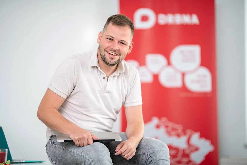 Je jednoduché nadávat na sociálních sítích, říká šéfredaktor Drbna.cz Michael Daněk.