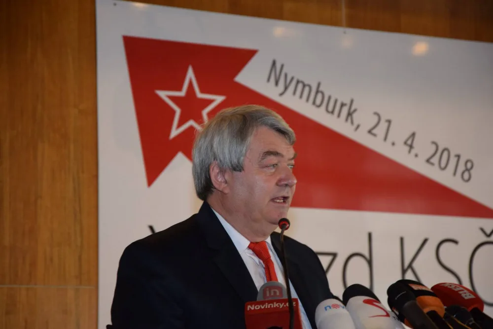Předseda komunistů Filip oslaví pětašedesátiny.