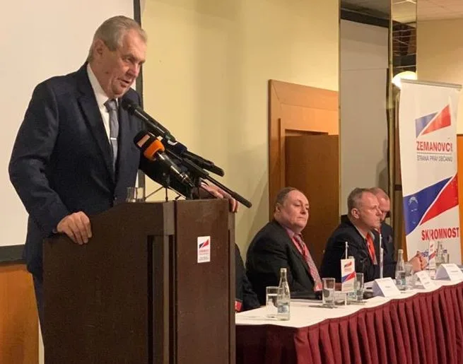 Zeman na sjezdu SPOZ volal po přímé volbě starostů