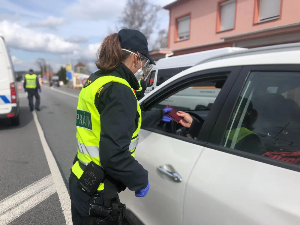 Policejní kontrola na hranicích.
