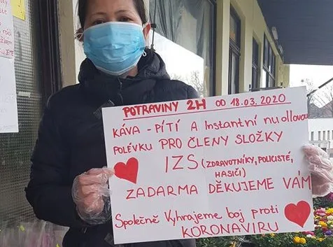 Vietnamci v Česku se zapojili do boje s novým koronavirem.