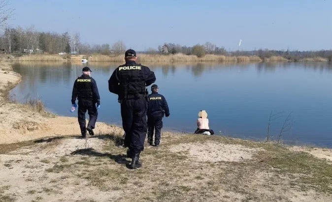 Policisté nachytali na pláži nudisty, přinutili je nasadit si roušky.