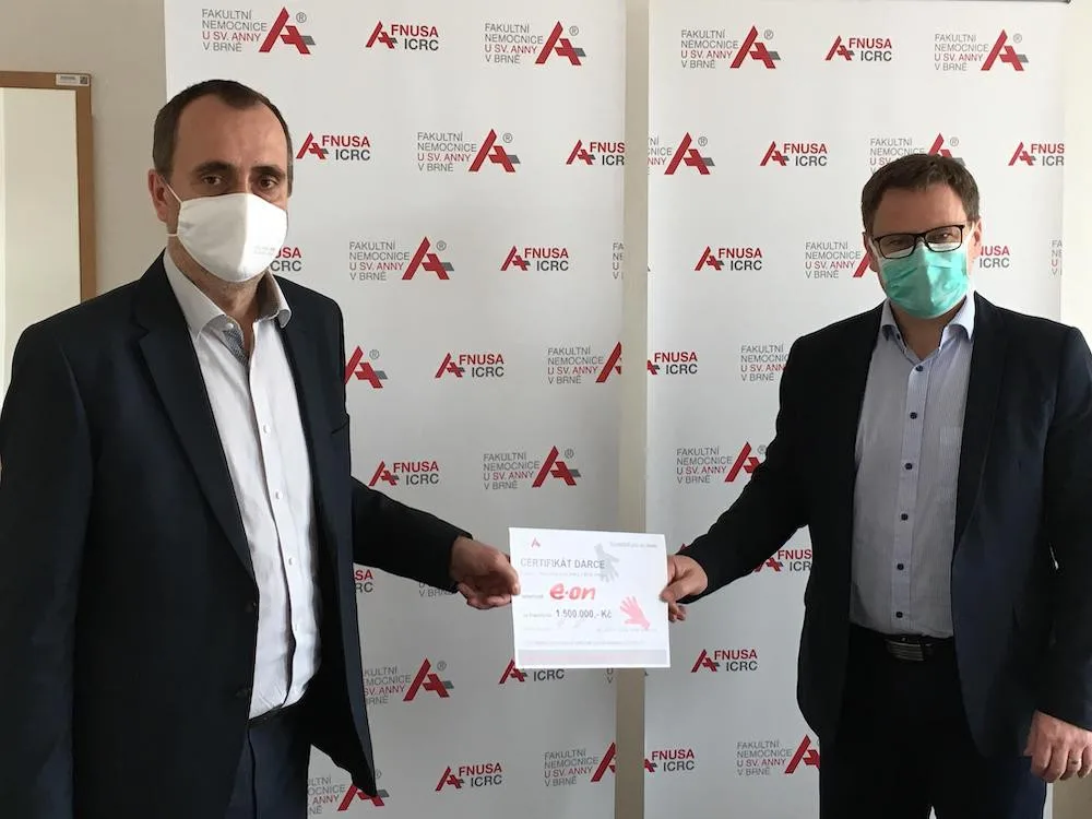 Pavel Čada z E.ON předává dar ve výši 1,5 milionu korun Vlastimilu Vajdákovi, řediteli FN u sv. Anny v Brně.