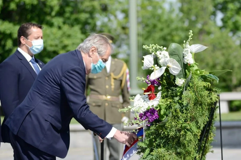 Politici k výročí konce války položili věnce, kvůli viru odděleně.
