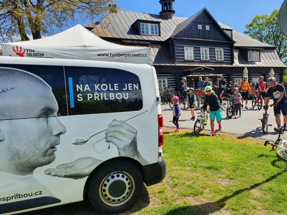 Projektu Na kole jen s přilbou je deset let. S cyklisty bude slavit napříč celou republikou-