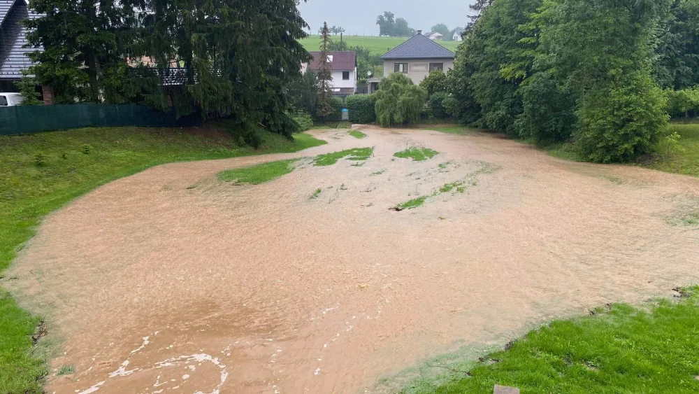 Déšť rozvodní menší toky na jihu Čech, pak i na Moravě a v Slezsku