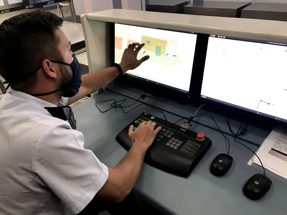 Ruzyňští celníci spoléhají na svůj instinkt i moderní technologie. Podívejte se, co obnáší jejich práce.