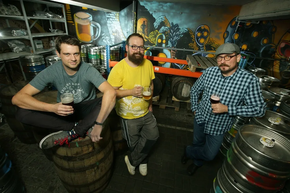 Jiří Andrš (vlevo), Jakub Sychra (uprostřed) a obchodní sládek Budvaru Aleš Dvořák. Foto: Hynek Glos.