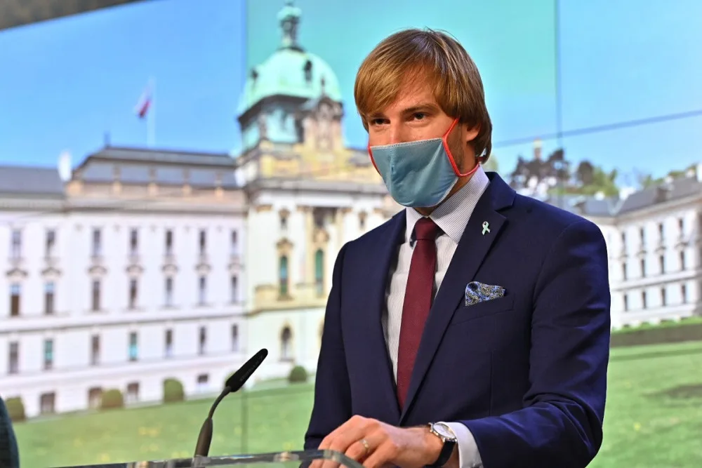 Roušky i při výuce a zákaz návštěv stravovacích zařízení v noci. Ministerstvo zavádí nová opatření