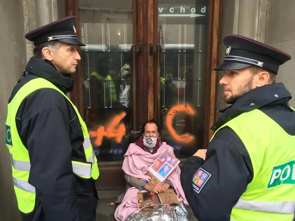 Členové hnutí své požadavky demonstrovali v úterý i před ministerstvem financí v Praze.