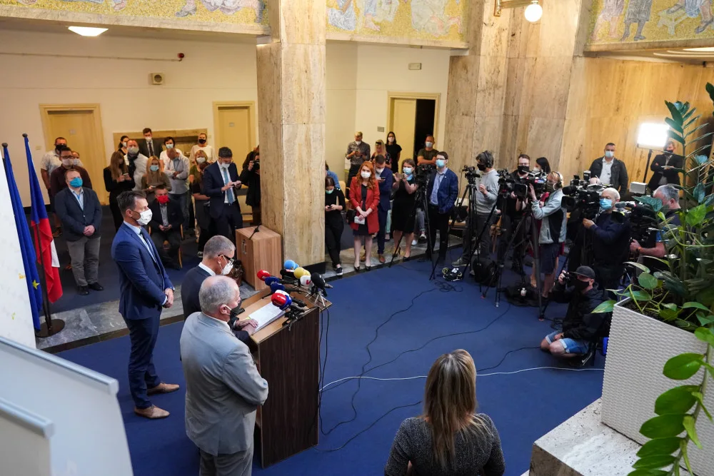 Vláda opět přitvrdila. Hospody budou zavírat v osm večer. Zastaví se kulturní akce a sport.
