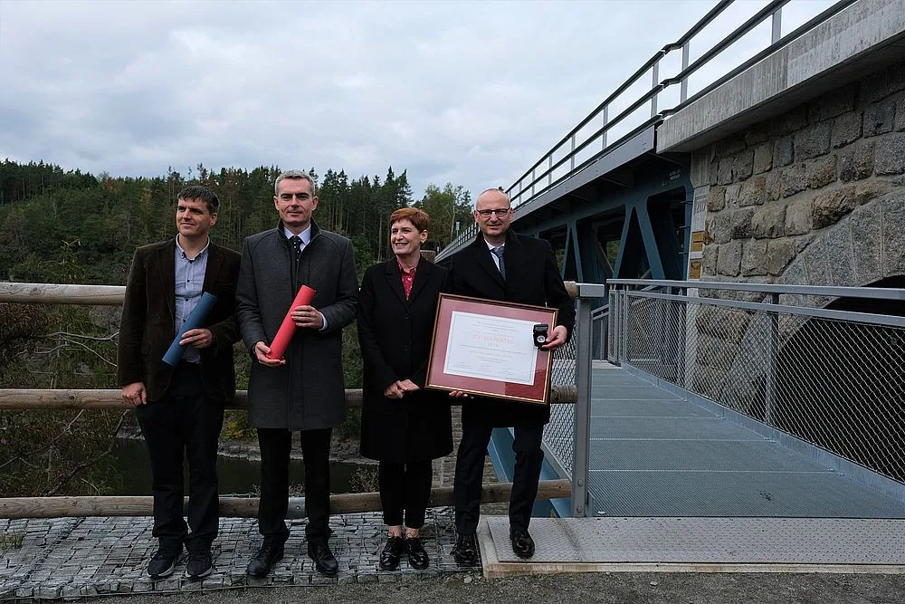 Železniční most v Pňovanech a zavěšená lávka pro pěší i cyklisty má Cenu Patria Nostra