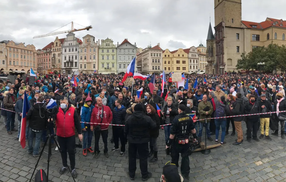 Na Staroměstském náměstí probíhá demonstrace proti vládním opatřením