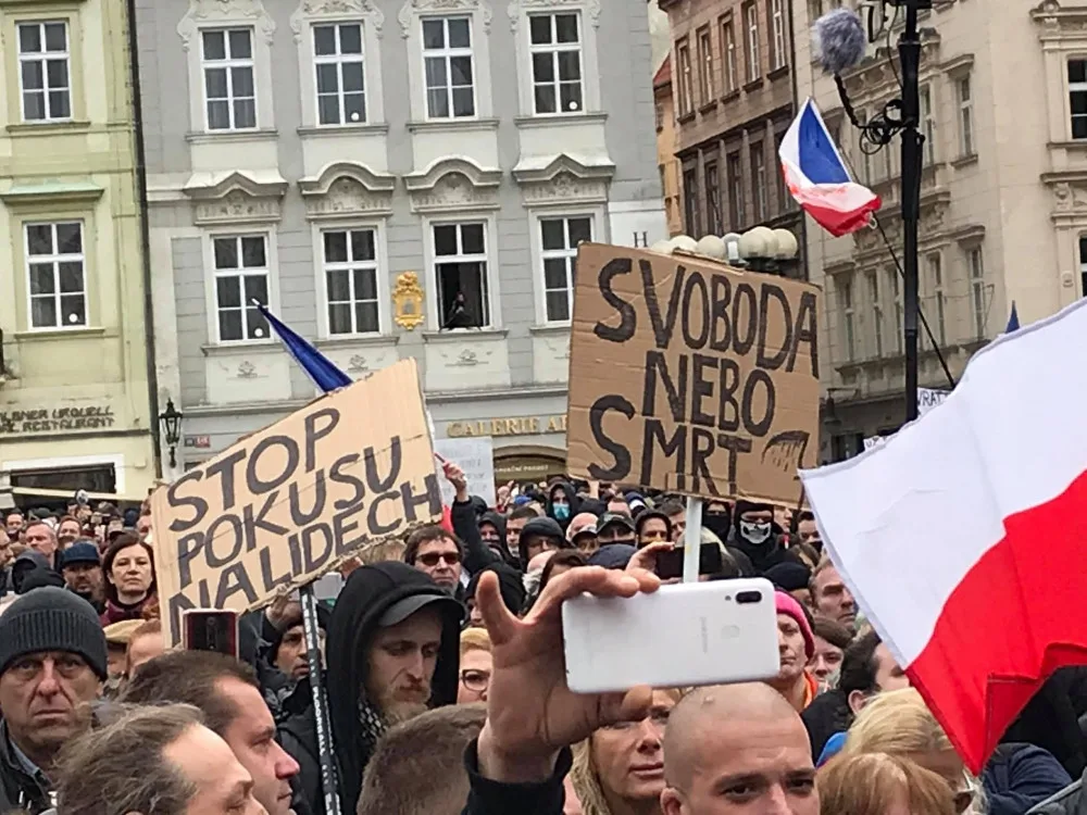 Na Staroměstském náměstí probíhá demonstrace proti vládním opatřením