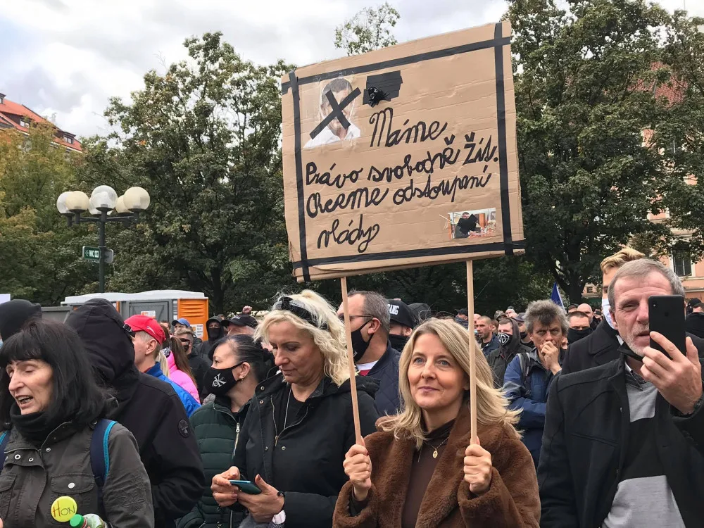 Na Staroměstském náměstí probíhá demonstrace proti vládním opatřením