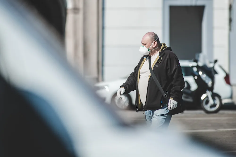 Roušky budou od středy s výjimkami povinné i venku a v autech