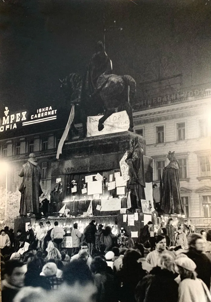 Nikdo nevěděl, jak to bude dál, říká účastník a autor fotek z listopadu 1989.