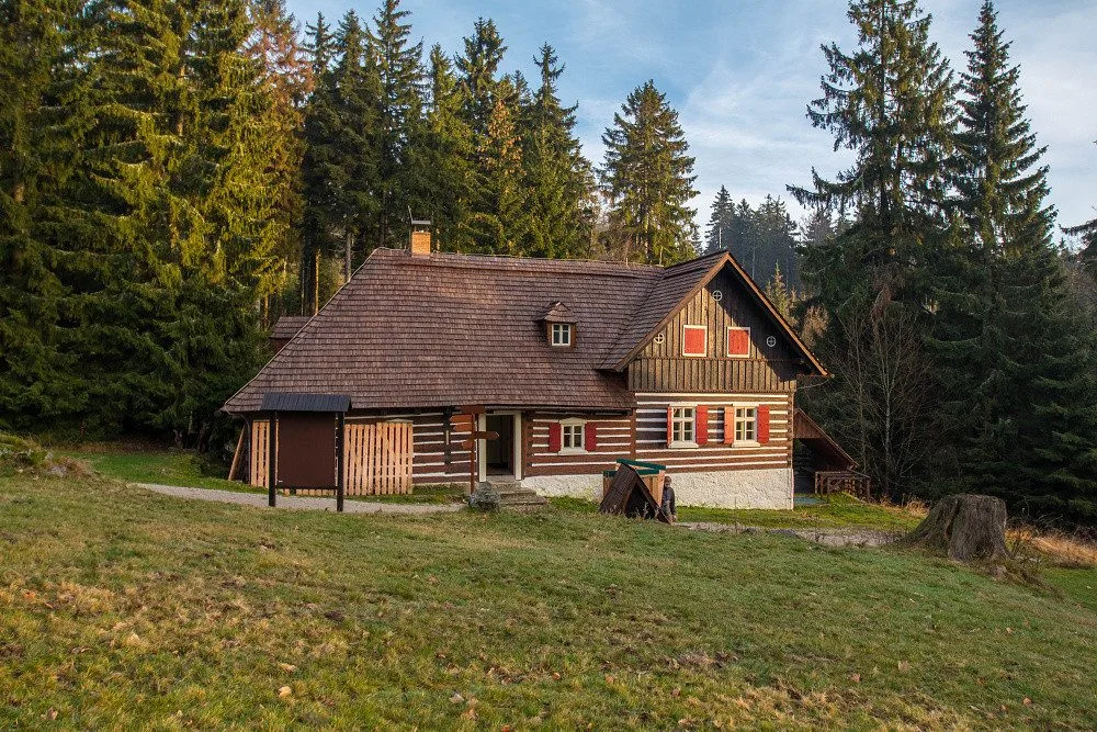 Jizerskohorská roubenka se dočkala uznání. Liščí bouda získala ocenění Patria Nostra.