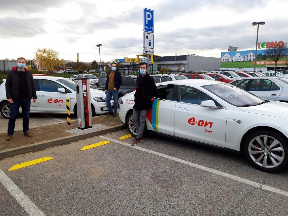 Stou veřejnou dobíjecí stanici postavil E.ON u českobudějovického supermarketu Terno_2