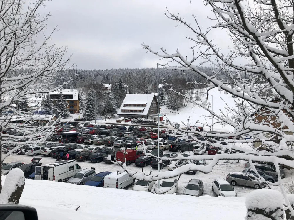 Některá horská střediska zaplnili turisté, zkolabovala tam doprava.
