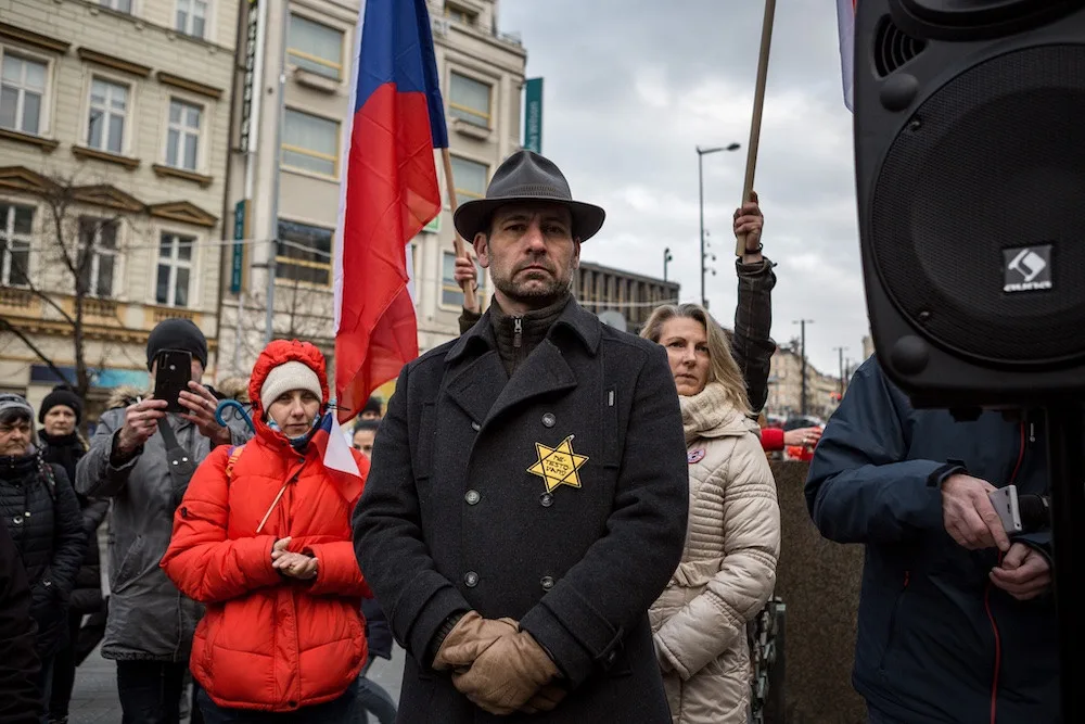 Davidova hvězda jako symbol nesouhlasu s očkováním? Nepochopitelné, shodují se politici i židovská obec.