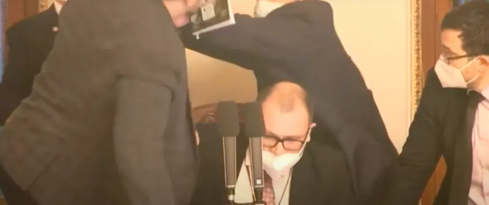 Vystoupení Volného ve Sněmovně vyústilo ve fyzickou potyčku.