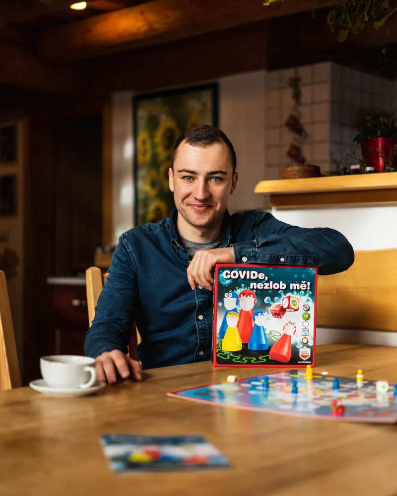 Covide nezlob mě – mladý biatlonista trefil do černého novou deskovou hrou.