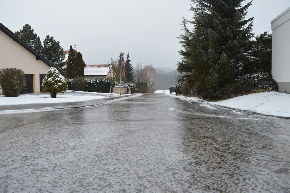 Bude to pořádně klouzat. Meteorologové varují před silnou ledovkou