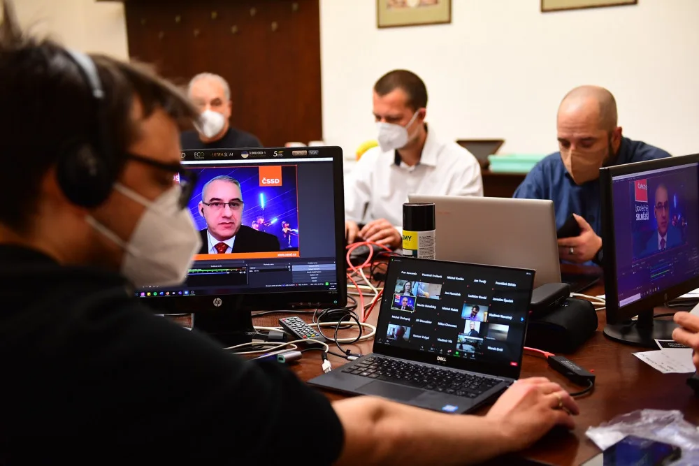 Sjezd ČSSD bude po volebním pátku dnes pokračovat hlavně programovou.