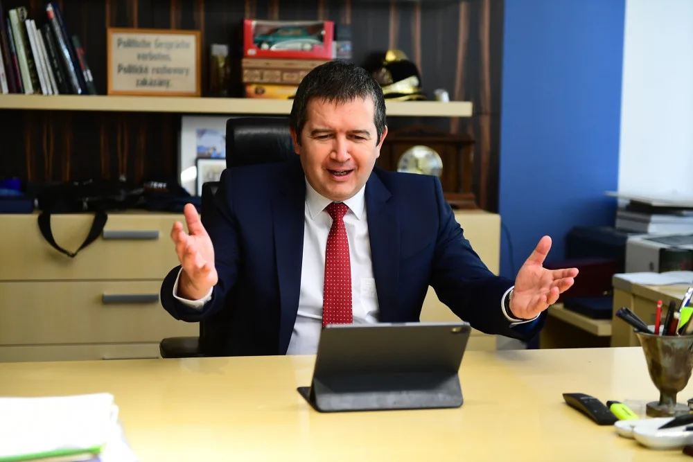 Sjezd ČSSD bude po volebním pátku dnes pokračovat hlavně programovou debatou