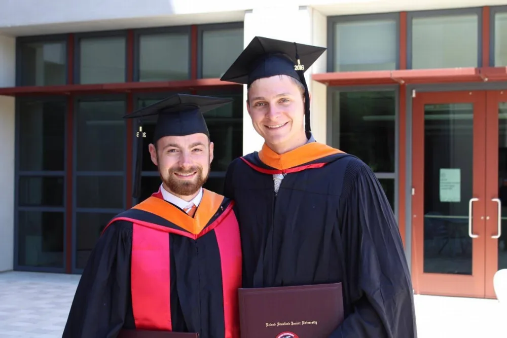 Promoce z oboru Aeronautics & Astronautics na Stanford University.