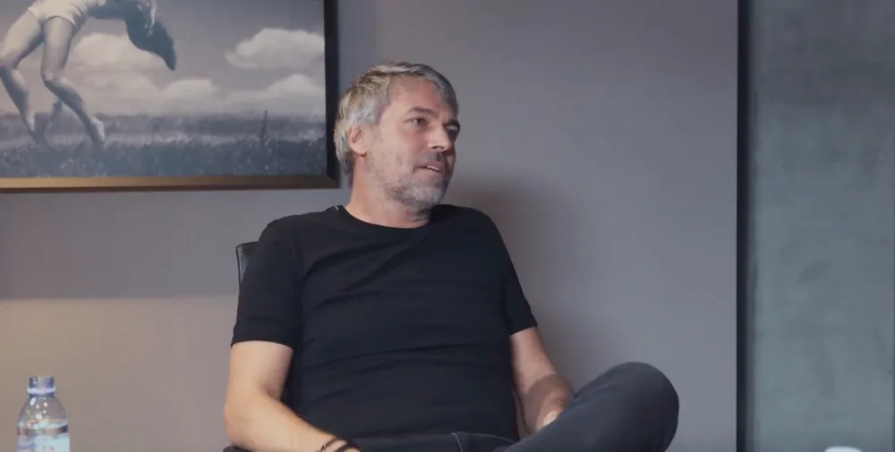 Kellner na videu: Češi jsou závistiví. Koho nebaví práce, ať jde do mekáče.