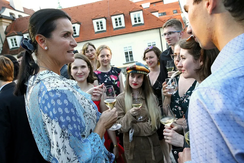 Finaliste programu Scholarship 2021 v neformálním rozhovoru s Michaelou Bakala při večerní slavnosti