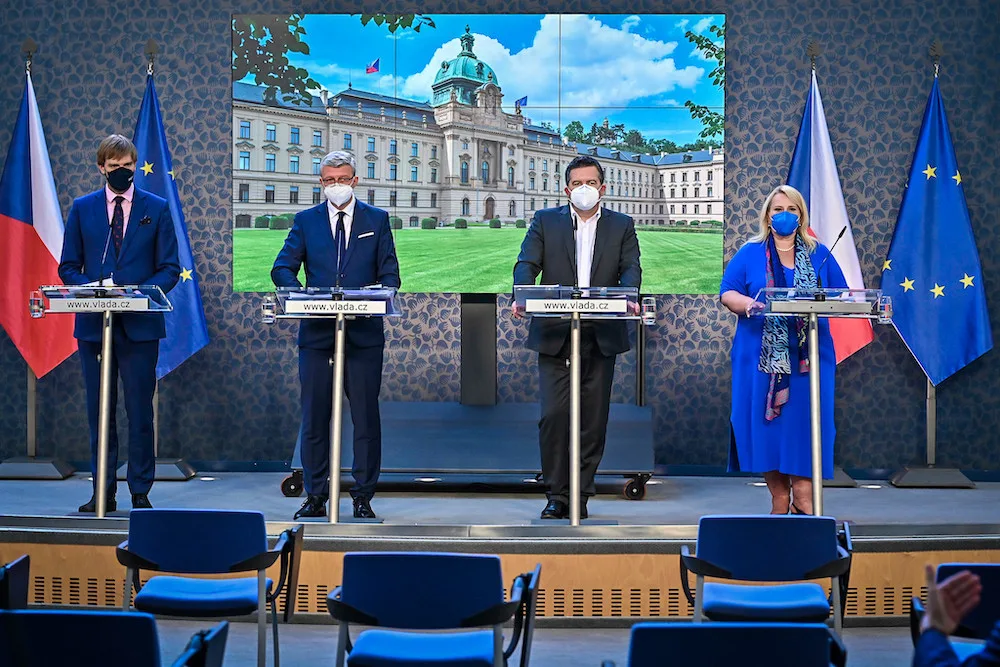 Ekonomové: Vláda nevyužila příznivý ekonomicky vývoj k reformám a omezení dluhů