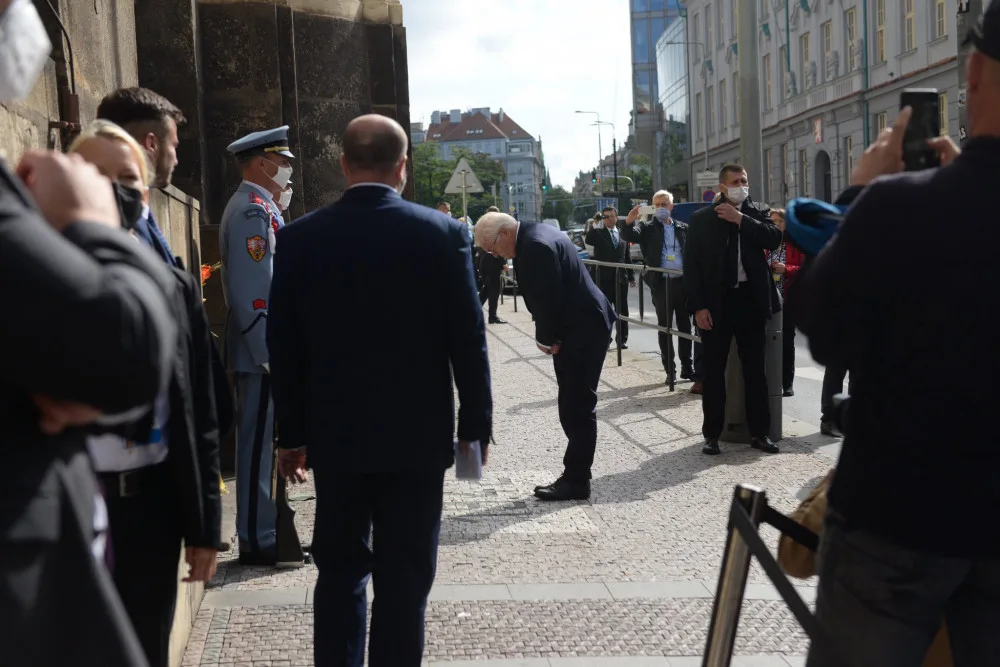Steinmeier jako první německý prezident uctil památku výsadkářů.