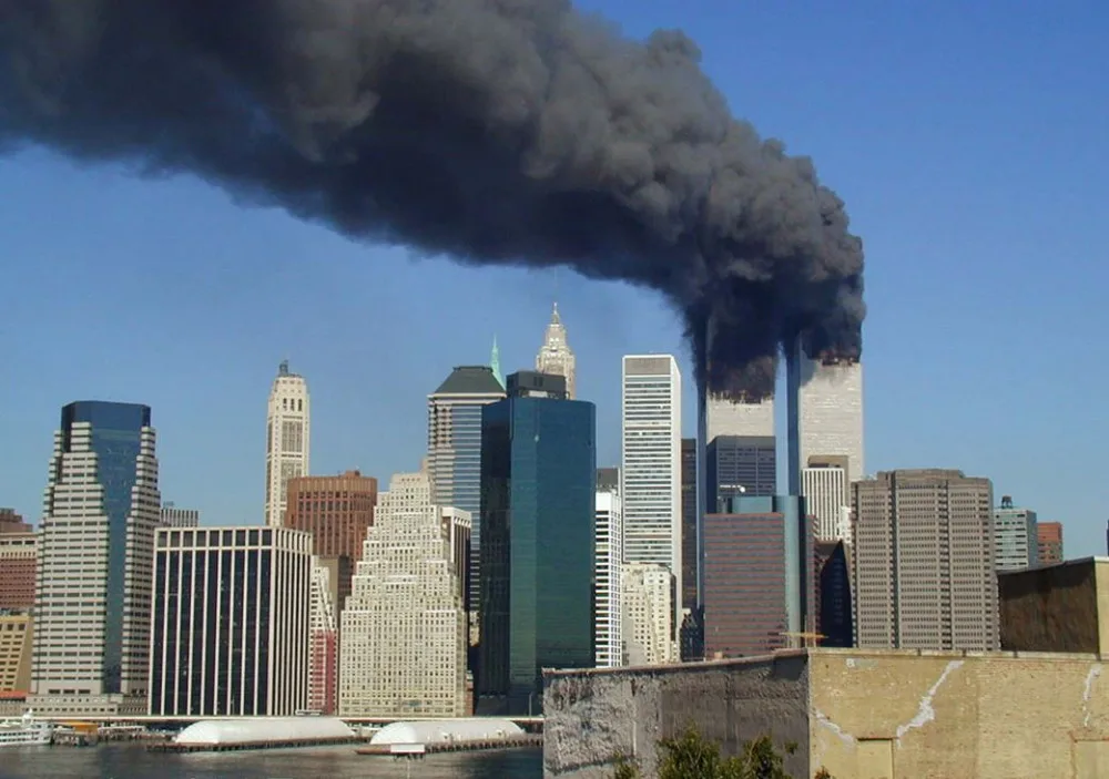 Svět si připomíná dvacet let od útoku z 11. září. Praha vítá newyorského hasiče