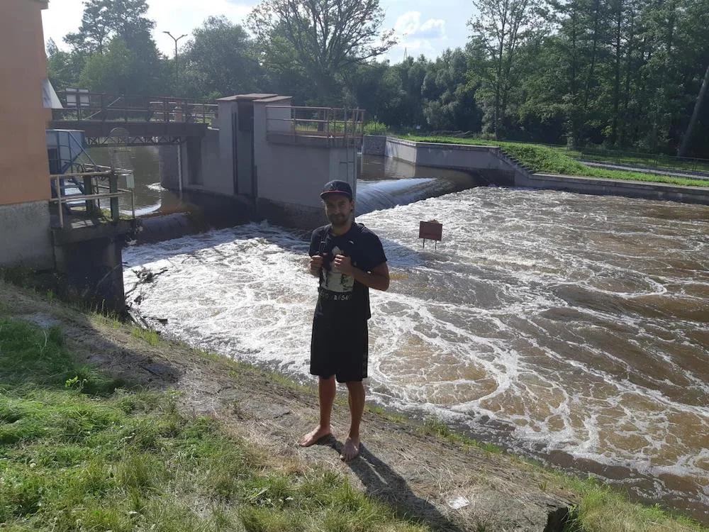 Policista skočil do vody a vytáhl topícího se muže.
