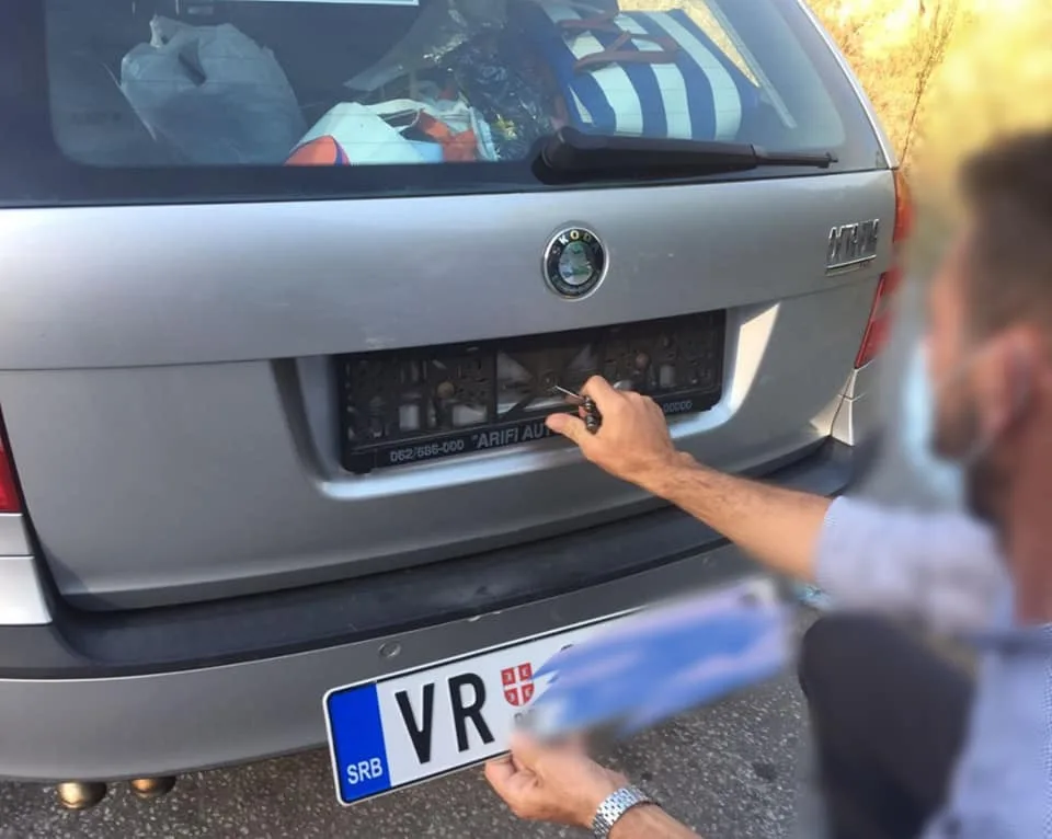 Kontroly registračních značek na kosovských hranicích.