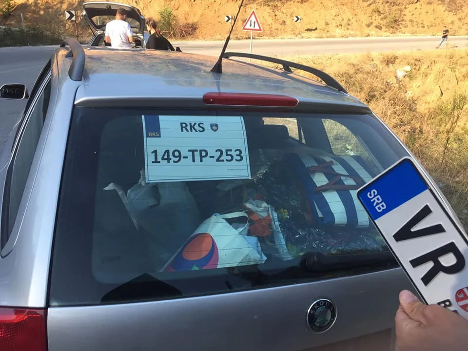 Kontroly registračních značek na kosovských hranicích.