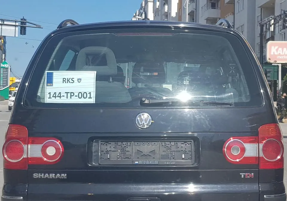 Kontroly registračních značek na kosovských hranicích.