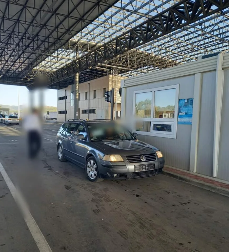 Kontroly registračních značek na kosovských hranicích.