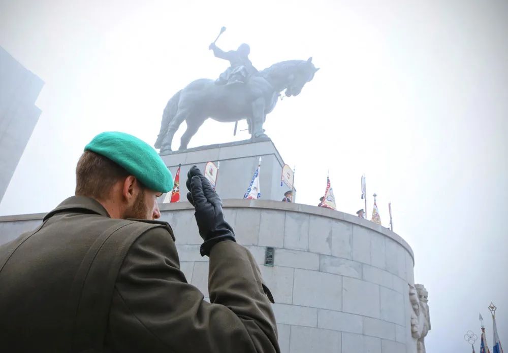 Pieta na Vítkově připomněla výročí vzniku státu, kvůli mlze nevzlétly gripeny.