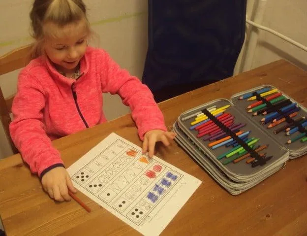 Neslyšící dívka s poruchou autistického spektra se bez asistence nedostane do školy. Pomoci můžete i vy