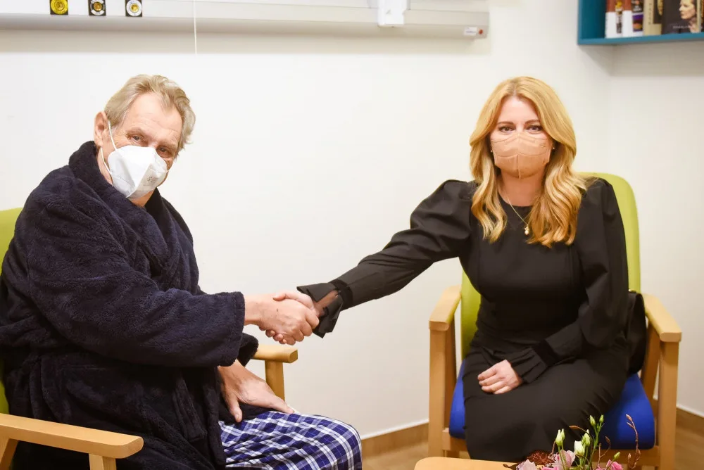 Slovenská prezidentka Čaputová se v nemocnici setkala se Zemanem.