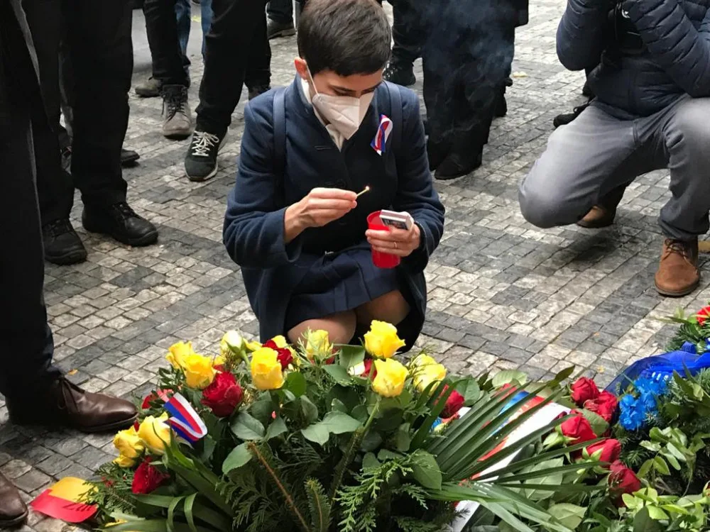 Babiš se bál demonstrantů, na Zemanovu kytici přihlížející bučeli, místo Hřiba přišla Richterová